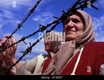 Ethnischen albanischen Flüchtlinge aus dem Kosovo warten Verwandten ankommen, die Stenkovec-Camp in der Nähe von Skopje Mazedonien Montag April 12 Stockfoto