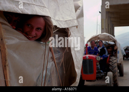 Ethnische Albaner aus dem Kosovo zurück nach Prizren im Kosovo Donnerstag, 17. Juni 1999. Die Straßen waren verstopft mit Tausenden von Stockfoto