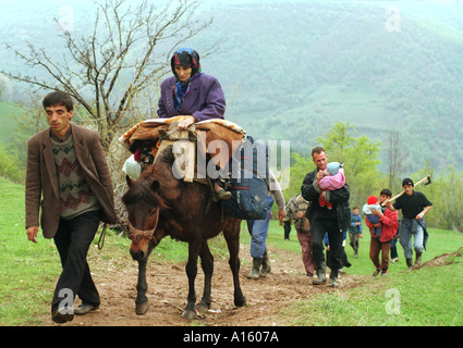 Ethnischen albanischen Flüchtlinge aus dem Kosovo aus der Familie der Brahimi verlassen ein Dorf nahe der Grenze zu Kosovo, in Mazedonien Sonntag Stockfoto