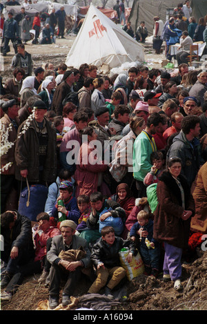 Ethnischen albanischen Flüchtlinge aus dem Kosovo warten an Board Busse im massiven Camp in Blace Mazedonien Dienstag, 6. April 1999, wo einige Stockfoto