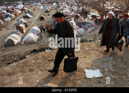 Ethnischen albanischen Flüchtlinge aus dem Kosovo zu Fuß zu den Bussen, die massive Lager in Blace Mazedonien Dienstag, 6. April 1999 verlassen wo Stockfoto