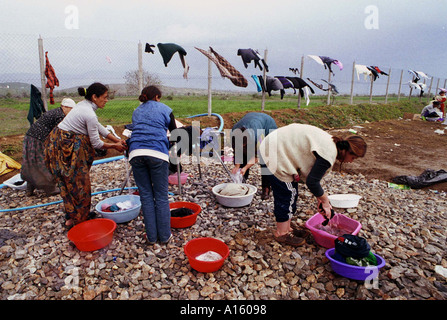 Ethnischen albanischen Flüchtlinge aus dem Kosovo Wäsche in Stenkovec Camp in der Nähe von Skopje Mazedonien Samstag, 10. April 1999. Stockfoto