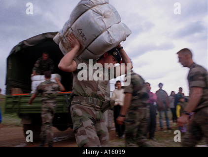Französische NATO-Truppen tragen decken, Zelte für die neu angekommenen ethnischen albanischen Flüchtlinge aus dem Kosovo in die Stenkovec-camp Stockfoto