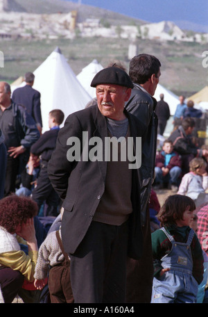 Neu angekommenen ethnischen albanische Flüchtlingen aus Kosovo warten für Zelte im Camp in der Nähe von Skopje Mazedonien Stenkovec Montag April 12 Stockfoto