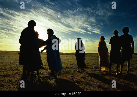 In der vor der Morgendämmerung Licht Landwirte in der Affole Region von Mauretanien treffen. Bald werden sie in einer Bemühung zu jagen Zischen werden die Stockfoto