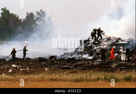 Feuerwehr löschte die letzten Flammen der Air France Concorde, der kurz nach dem Start Dienstag Juli außerhalb von Paris abgestürzt Stockfoto