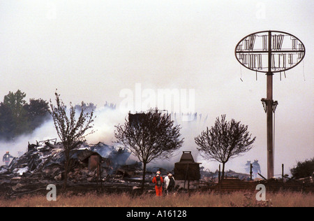 Feuerwehr löschte die letzten Flammen der Air France Concorde, der kurz nach dem Start Dienstag Juli außerhalb von Paris abgestürzt Stockfoto