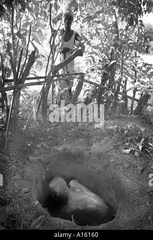 Ein Senegalese aus der ethnischen Gruppe der Wolof gräbt ein Loch in der extremen Hitze der Casamance Region zwischen Senegal und Guinea Stockfoto