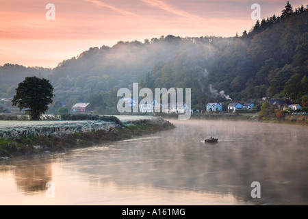 Am frühen Morgennebel steigt vom Fluss Wye Tintern Village in der Morgendämmerung, Monmouthshire South Wales Stockfoto