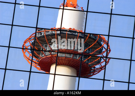 Kyoto Tower in Kyoto Bahnhof Kyoto Japan Gebäude reflektieren Stockfoto