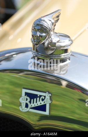 "Buick ^ 1930er Jahre Kühlerfigur verschwommen, Logo im Fokus. Stockfoto