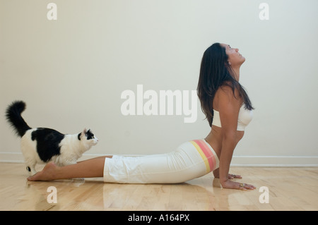 Junge Frau praktizieren Yoga im Innenbereich Stockfoto