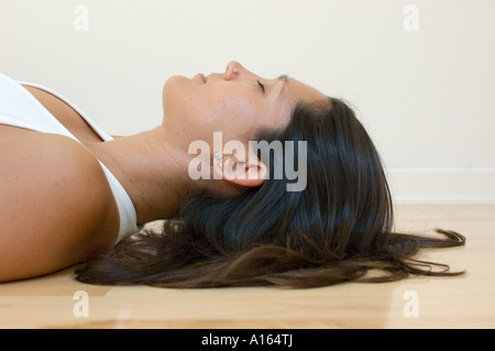 Junge Frau praktizieren Yoga im Innenbereich Stockfoto