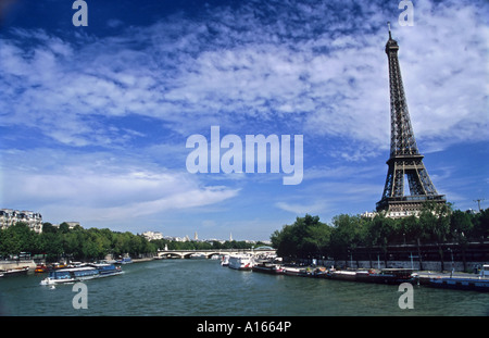 Eiffel-Turm aus über Seine Paris Frankreich Stockfoto