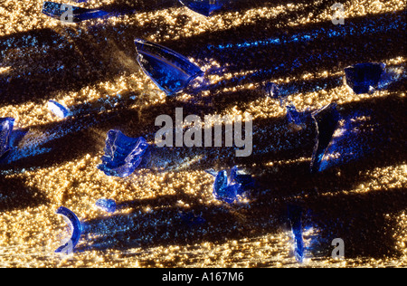 Blaue Glasscherben auf gelben Sand. Stockfoto