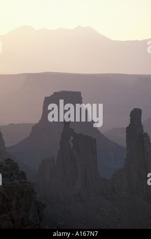 Canyonlands National Park UT Waschfrau Bogen wie in der Nähe von Mesa Arch Insel im Stadtteil Himmel aus gesehen Stockfoto