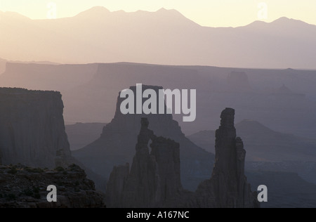 Canyonlands National Park UT Waschfrau Bogen wie in der Nähe von Mesa Arch Insel im Stadtteil Himmel aus gesehen Stockfoto