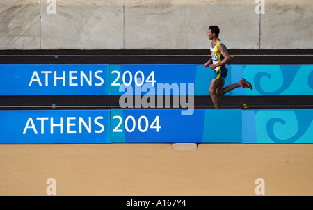 Roy Daniell Australiens kommt in die Zielgerade des Marathons die Silbermedaille zu gewinnen, während Athen 2004 Paralympics Ga Stockfoto