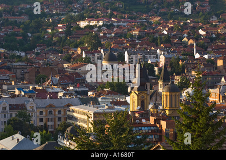 Blick über Sarajevo Bosnien und Herzegowina zeigt serbische orthodoxe Kirche Saborna Crkva Catholic Cathedral of Jesus Heart Stockfoto