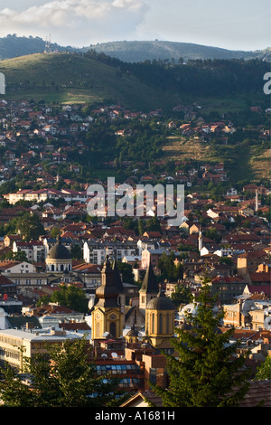 Blick über Sarajevo Bosnien und Herzegowina zeigt serbische orthodoxe Kirche Saborna Crkva Catholic Cathedral of Jesus Heart Stockfoto