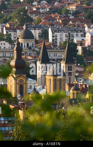 Blick über Sarajevo Bosnien und Herzegowina zeigt serbische orthodoxe Kirche Saborna Crkva Catholic Cathedral of Jesus Heart Stockfoto