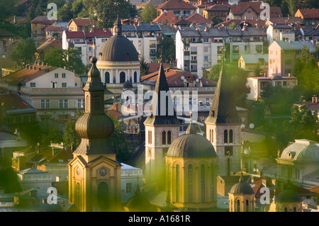 Blick über Sarajevo Bosnien und Herzegowina zeigt serbische orthodoxe Kirche Saborna Crkva Catholic Cathedral of Jesus Heart Stockfoto