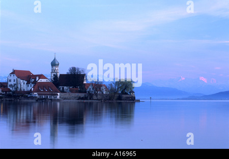 Wasserburg am Bodensee (Bodensee) und Schweizer Alpen Wasserburg Bayern Deutschland Stockfoto
