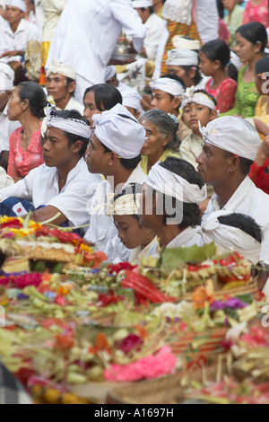 Scharen von Gläubigen im Tempel, Ubud Stockfoto