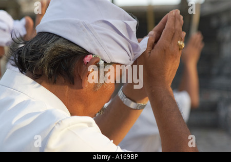 Der Mann, der betet, Bali hautnah Stockfoto