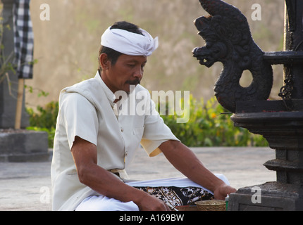 Mann, die Vorbereitung der Zeremonie bei Ulu Watu, Bali Stockfoto