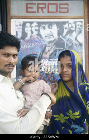 Indische Familie vor Eros Theater Film Kino Halle Churchgate Bombay Mumbai Indien Stockfoto