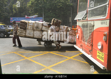 Handkarren gezogen auf Straße roter Linienbus in Bombay Indien Stockfoto