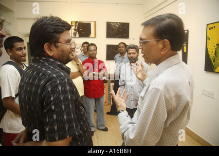 Jagdish Agarwal Conducting Art Walk at Abstracts Kunstfotografien Ausstellung auf Leinwand von Ravi Shekhar in Legacy Art Gallery Bombay Mumbai Indien Asien Stockfoto