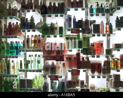 Bunte Lotion-Flaschen auf eine Drogerie-Anzeige in der Grand Central Terminal New York City-NY-USA Stockfoto