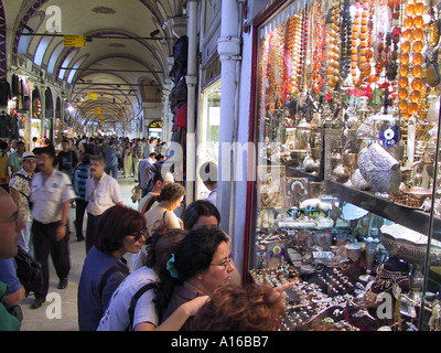 Fenster-Beobachter eines antiken Schmuck-Shop in der Grand Basar Istanbul - 2010 European Capital of Culture - Türkei Stockfoto