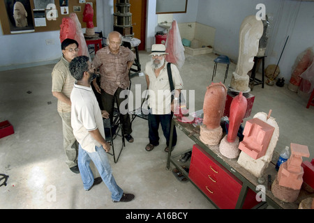 Himmat Shah Künstler Maler Bildhauer kreativer Mensch arbeitet in Bronze und Ton in seinem Atelier Jaipur Indien Stockfoto