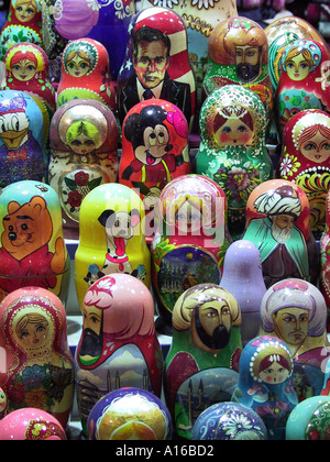 Lokal hergestellte entwirft nisten Puppen mit zeitgenössischen russischen Grand Basar Istanbul - Europäische Kulturhauptstadt 2010 - Türkei Stockfoto