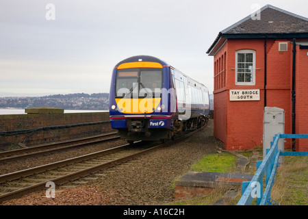 Tay Bridge South Commuter Train   die Dundee-Eisenbahnsignalbox Tayside, Schottland großbritannien Stockfoto