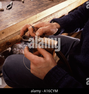 Kabelbäume und Sadddles Herstellung von Werkzeugen - Nähen einige Trapez mit einzelnen Nadel Technik Stockfoto