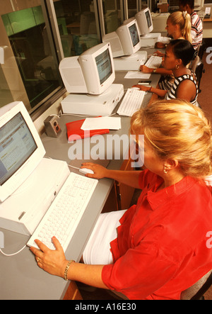 Junge Studentinnen in den Computerraum Stockfoto