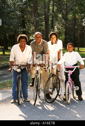 Drei schwarze afrikanische amerikanische Familiengeneration Fahrrad zusammen außerhalb für Übung Stockfoto