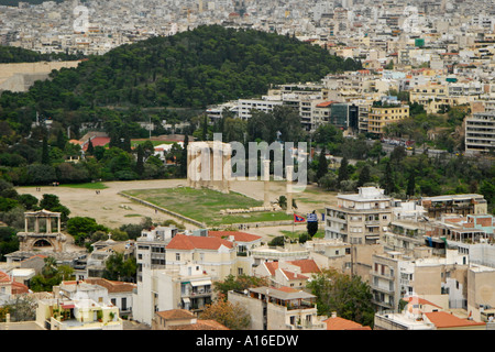 Ruinen der Tempel des Olympischen Zeus, gesehen vom Akropolis, Griechenland Stockfoto