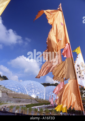 Fahnen außerhalb der Welten größte Wintergarten Gehäuse eines tropischen Regenwaldes Eden Project in der Nähe von St Austell Cornwall UK Stockfoto