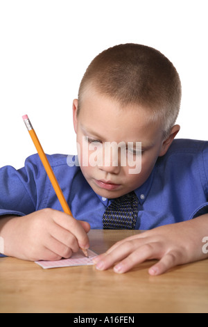 Zweite Klasse Student arbeitet an Test Stockfoto