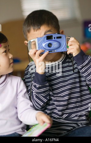 6 Jahre alter Junge und 3-jähriges Mädchen asiatische Stockfoto