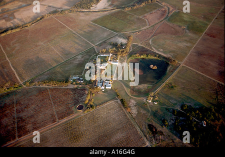 Luftaufnahme der Kellerei und Weinberge im Bereich Stellenbosch in der Nähe von Cape Town, South Africa Stockfoto