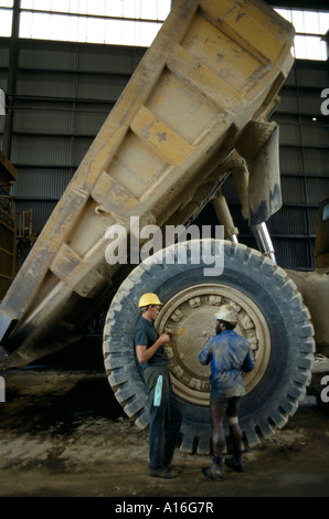 riesige Muldenkipper bei Ok Tedi Goldmine Papua New Guinea Stockfoto