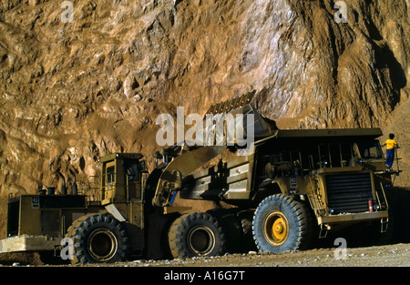 Frontlader und riesigen Muldenkipper bei Ok Tedi Goldmine Papua New Guinea Stockfoto