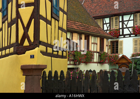 Sehr alte gelbe Gebäude in der schönen Alsace Dorf Eguisheim Stockfoto