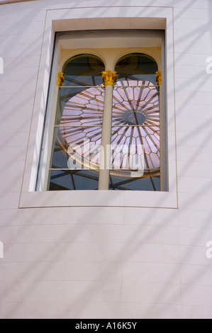 Ein Blick ins Innere des British Museum in London, zeigt durch ein Fenster, das Dach des Lesesaals. Stockfoto
